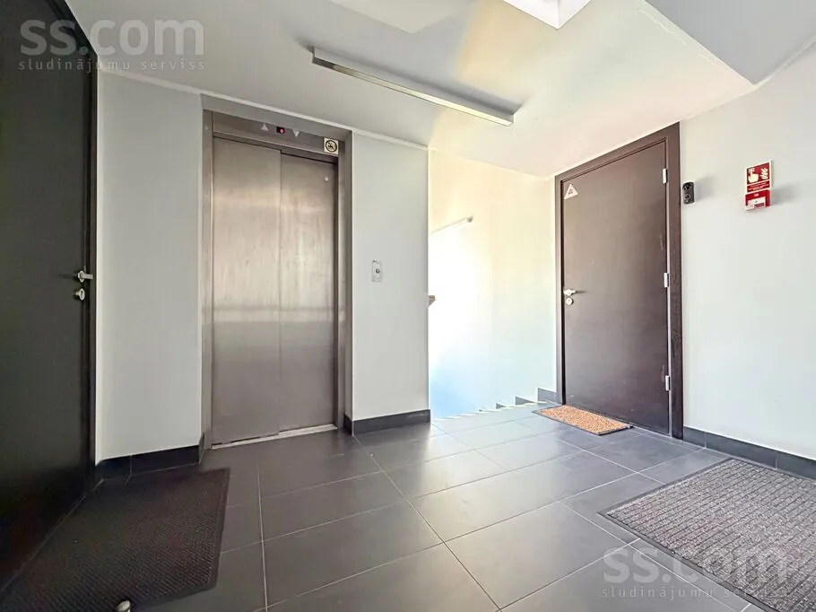 Entrée - Luxury 4-Bedroom Apartment with Balcony in Riga Centre