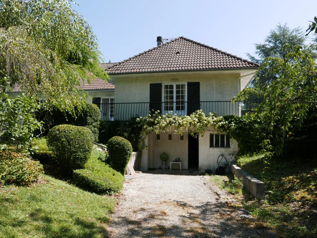 Välivaade - Spacious House with Pool in Saint-Astier
