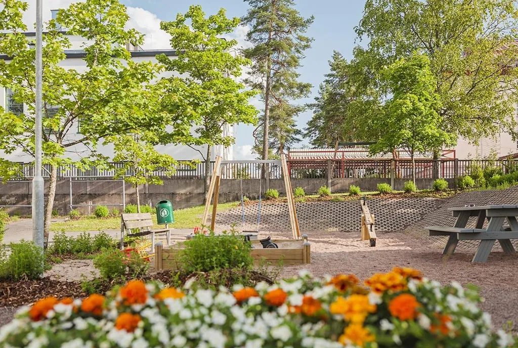 Garden - Apartment with Glazed Balcony in Kouvola