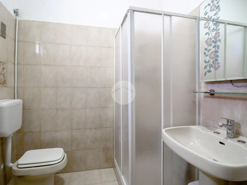Salles de bain - Spacious 4-Room Apartment with Garage in Atri