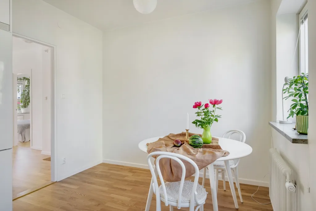 Salle à manger - Bright Two-Bedroom Flat with South-Facing Balcony