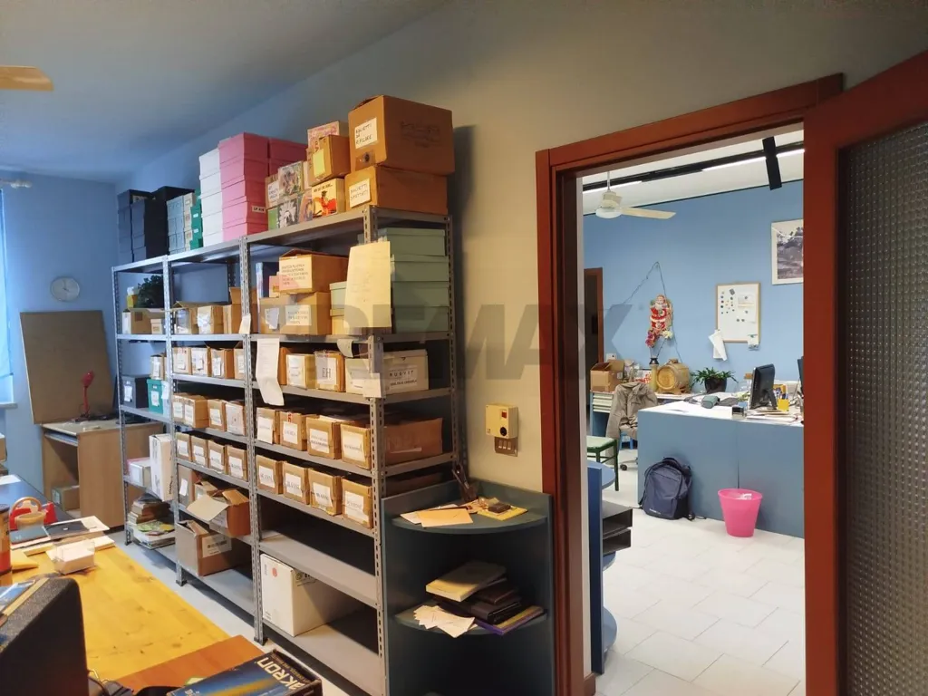 Kabinet - Warehouse with Apartment in Industrial Zone