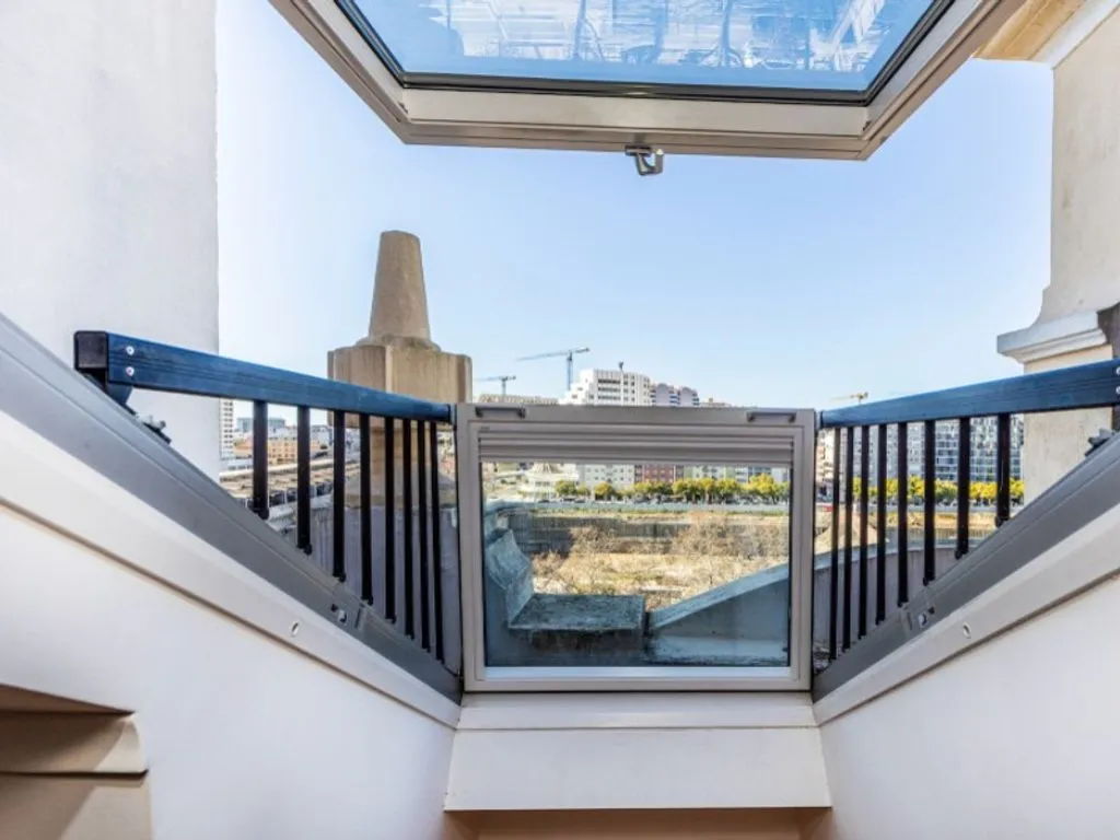 Pièces - 3-Bedroom Flat with Metro Access in Entrecampos