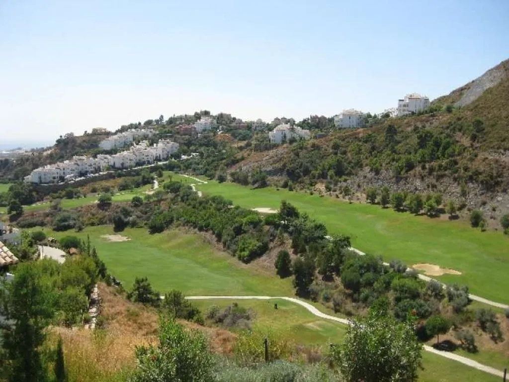Aed - South-Facing Villa with Infinity Pool in Marbella