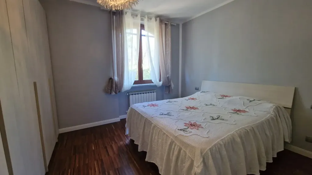 Chambres - Quadrilocale with Private Garden in Sarzana