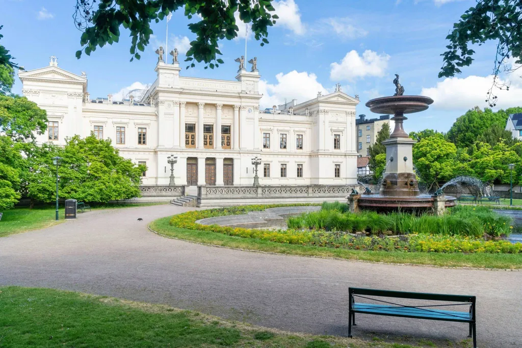 Aed - Corner Flat with Abundant Light in Lund