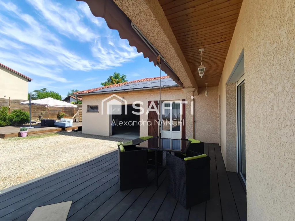 Terrass - 5-Bedroom House with Pool in Saint-Vulbas