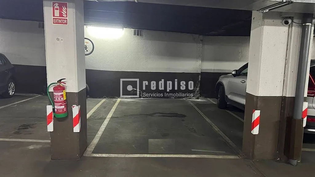 Garage - Apartment with Pool in Las Rosas, Madrid