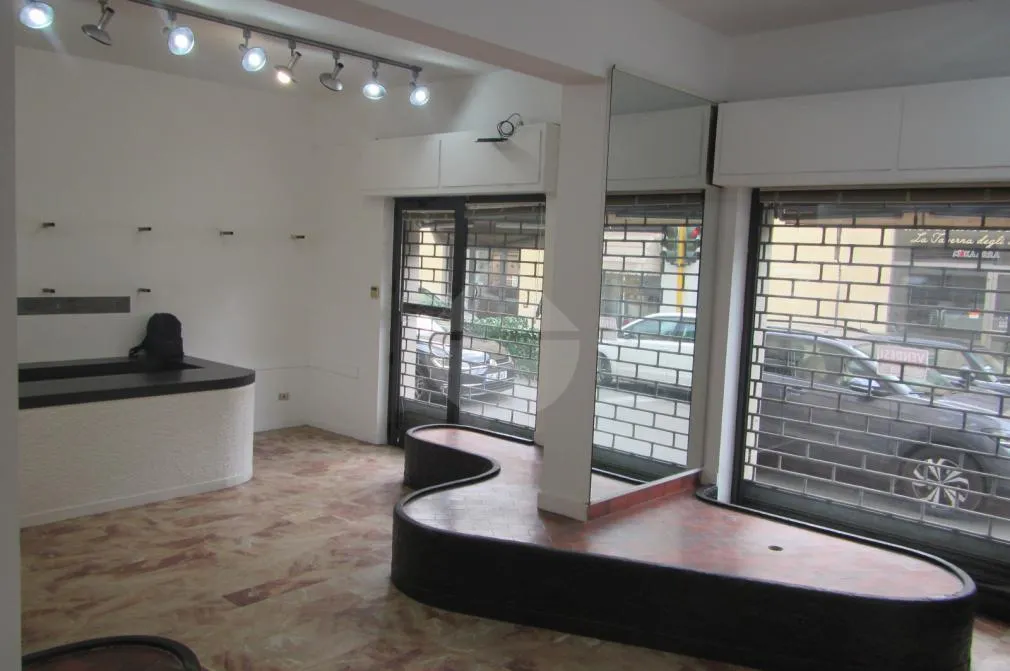 Toad - Commercial Space with 5 Vitrines in Florence Viali
