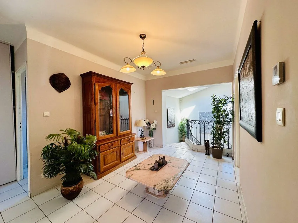 Entrée - Villa Luxueuse avec Piscine à Lattes