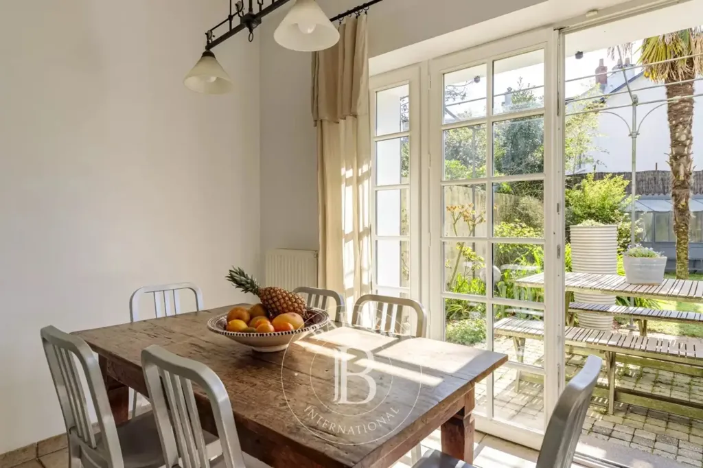 Söögituba - Luxury House with Greenbelt View in Nantes