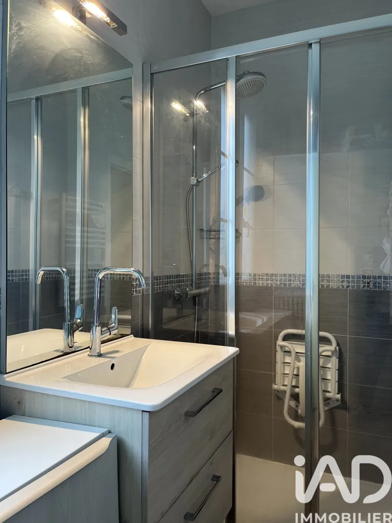 Salles de bain - Maison avec Dépendances et Terrain à Ayen