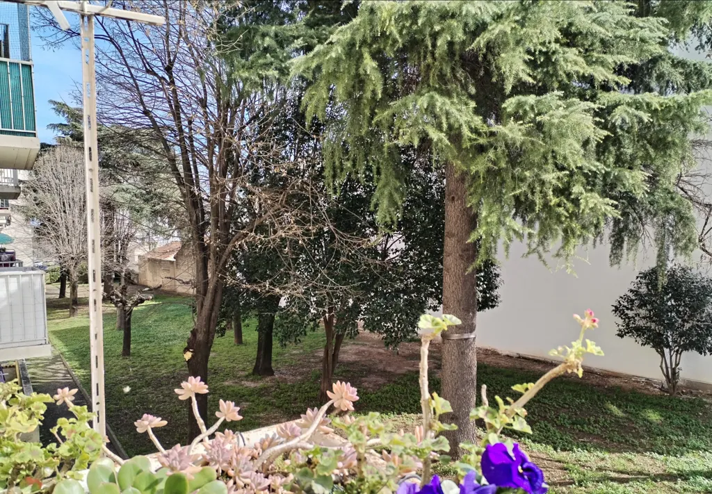 Aed - T4 with Balcony and Garden View in Nîmes