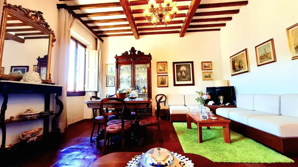 Séjour - Five-Bedroom Apartment with Terrace in Lastra a Signa