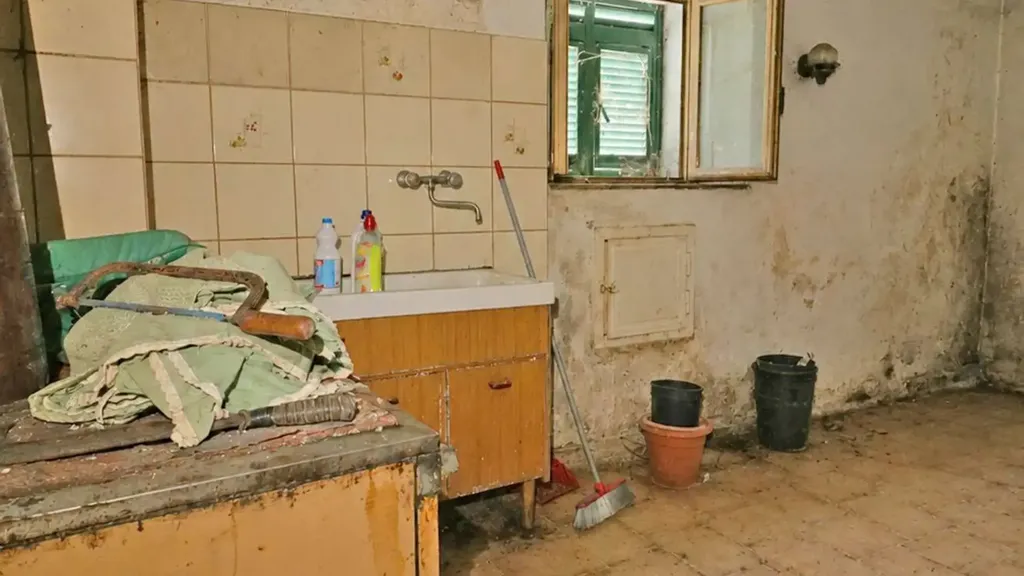 Bathrooms - Rustic Stone Cottage with Panoramic Terrace in Mulazzo