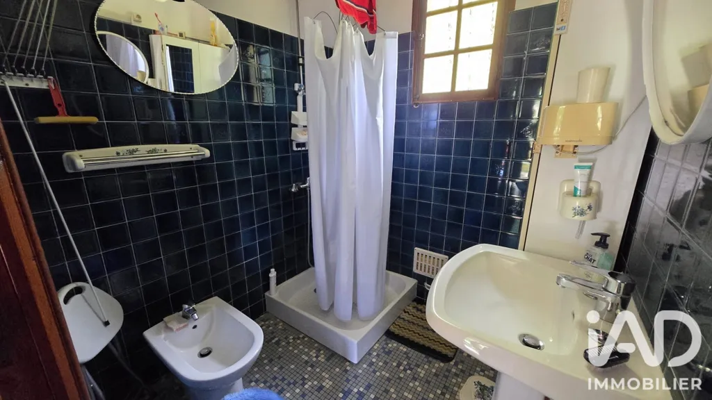 Salles de bain - Maison de campagne avec jardin à Beaubray