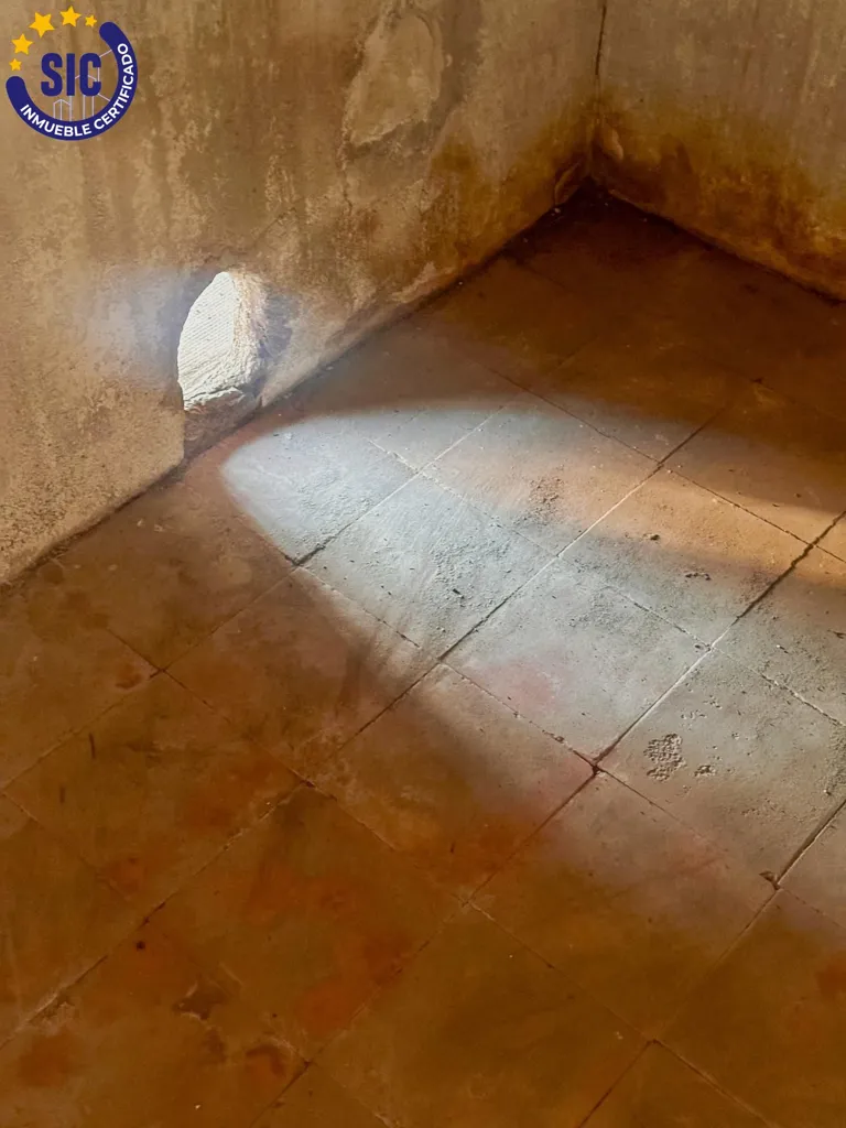 Pièces - Three-Storey House for Restoration in Castellón Centre