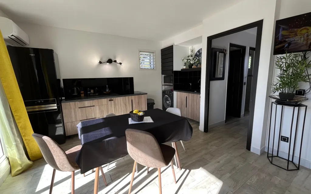 Salle à manger - Appartement Meublé avec Piscine à Saint-François