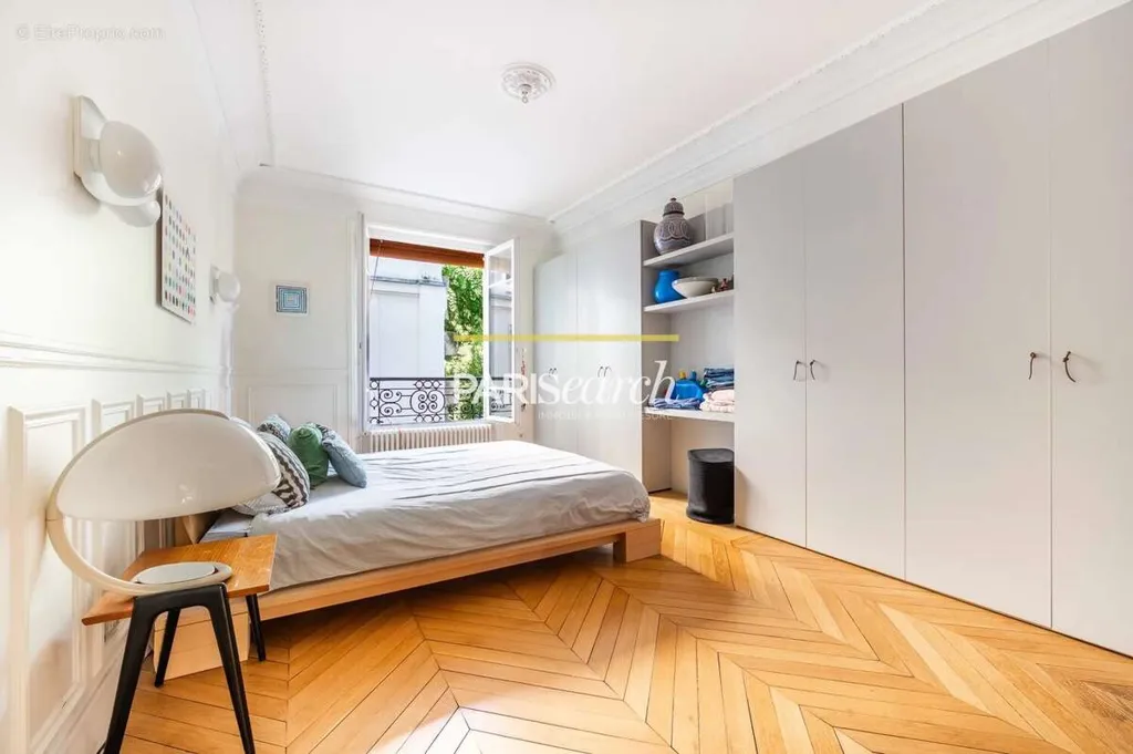 Bedrooms - Apartment with Balcony in Historic Marais