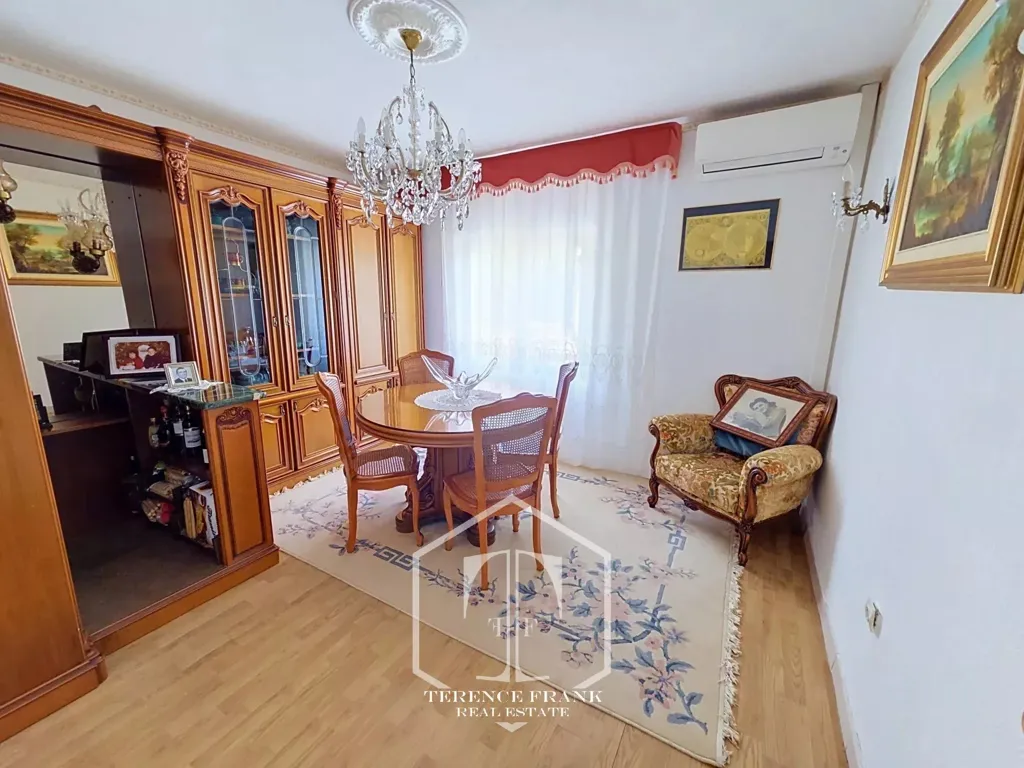 Salle à manger - Appartement avec Piscine et Terrasse à Aspremont