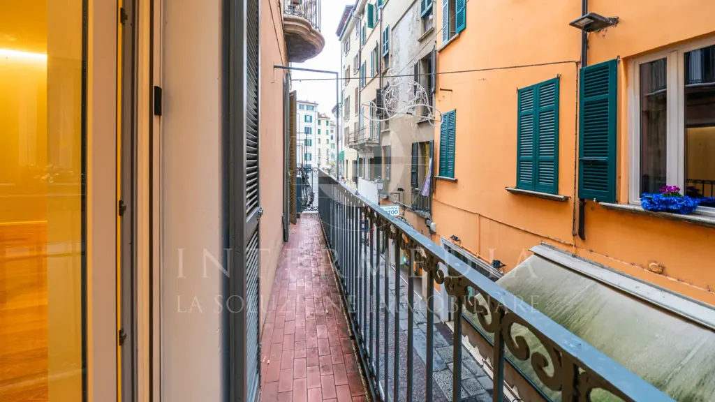 Rõdu - Rusticated Flat with Balcony in Brescia