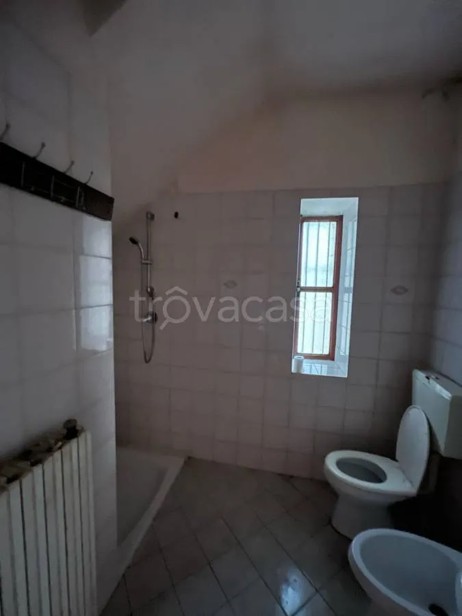 Salles de bain - Cascina with Farmhouse Features in Barge