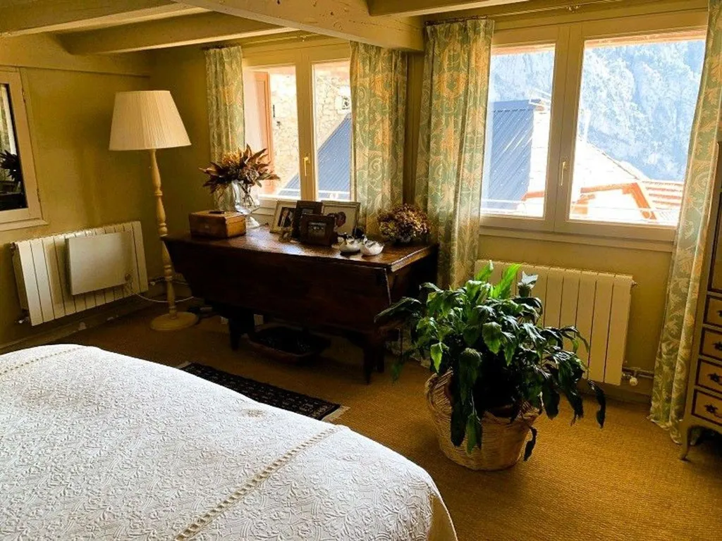 Magamistoad - Spacious House with Mountain Views in Sin
