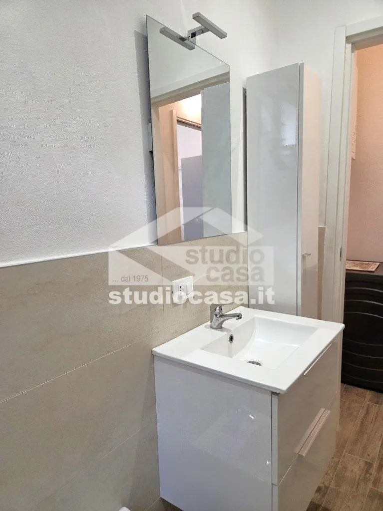 Salles de bain - Rear-Facing Apartment with Balcony in Cremona