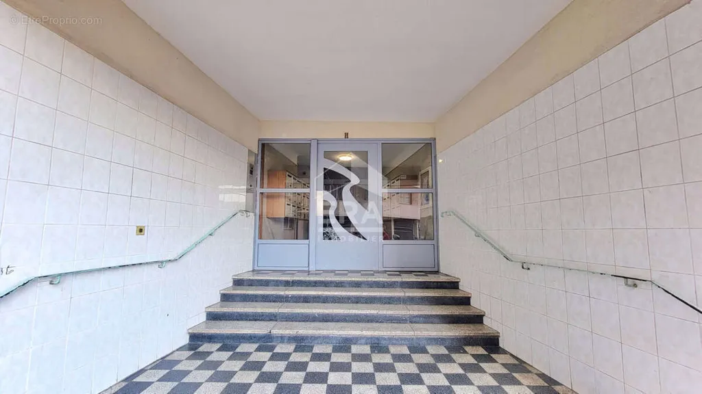 Esik - Renovated 2-Bed Apartment with Balcony in Nice