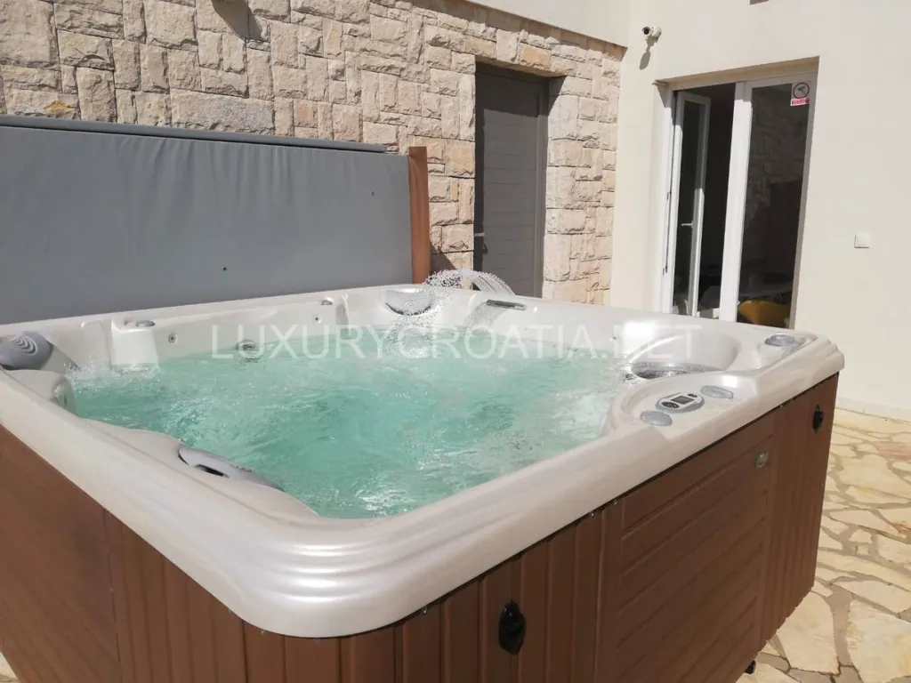 Terrass - Beachfront Villa with Jacuzzi in Korčula