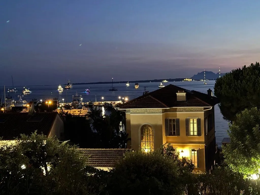 Terrasse - Appartement Luxueux avec Vue Mer à Antibes