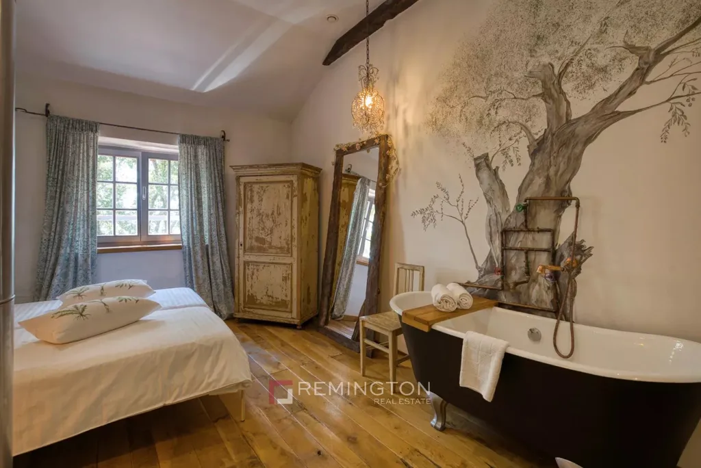 Magamistoad - Villa with Extensive Building Land in Central Istria