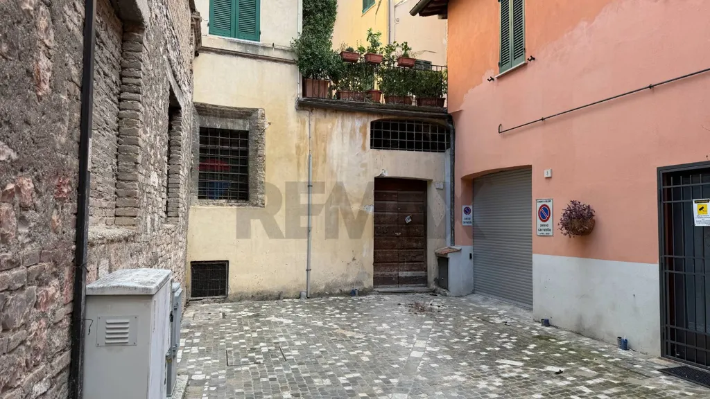 Jardin - Warehouse/Studio for Renovation in Foligno