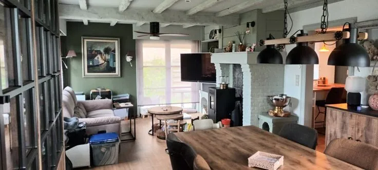 Salle à manger - Villa Spacieuse avec Jardin dans un Quartier Résidentiel