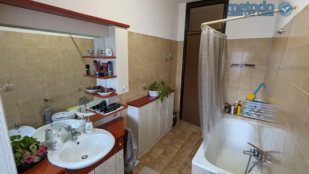Bathrooms - Villa with Workshop and Apartments in Gavello