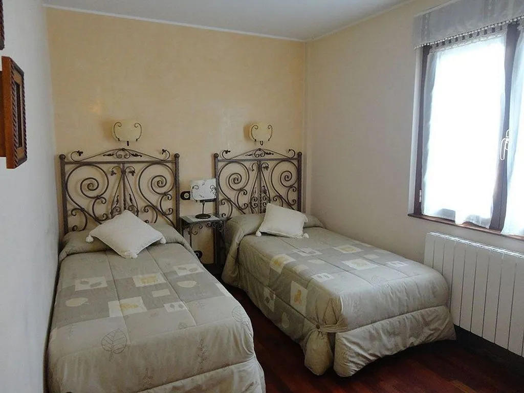 Chambres - Adosado with Rustic Decor in Riocavado de la Sierra