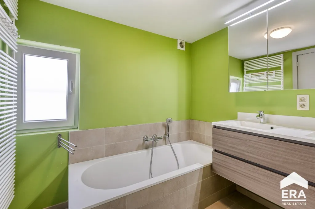 Salles de bain - Maison Familiale avec Piscine Solaire à Proximité du Centre-Ville