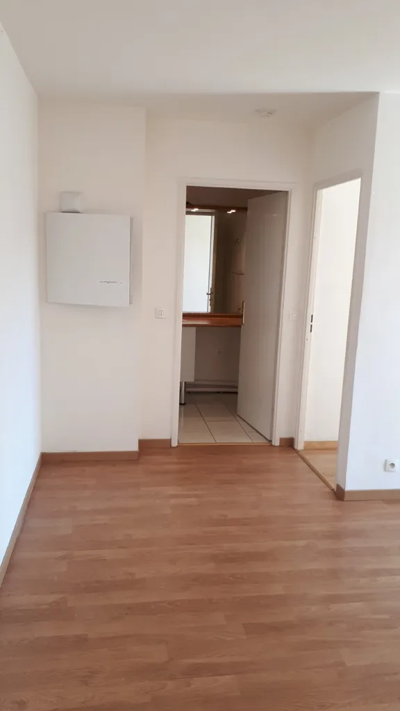Elutuba - Bright 2-Bed Flat with Parking in Vaujours
