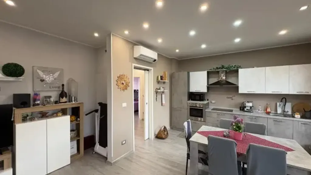 Sala da pranzo - Rearranged Apartment with Balcony in Asti