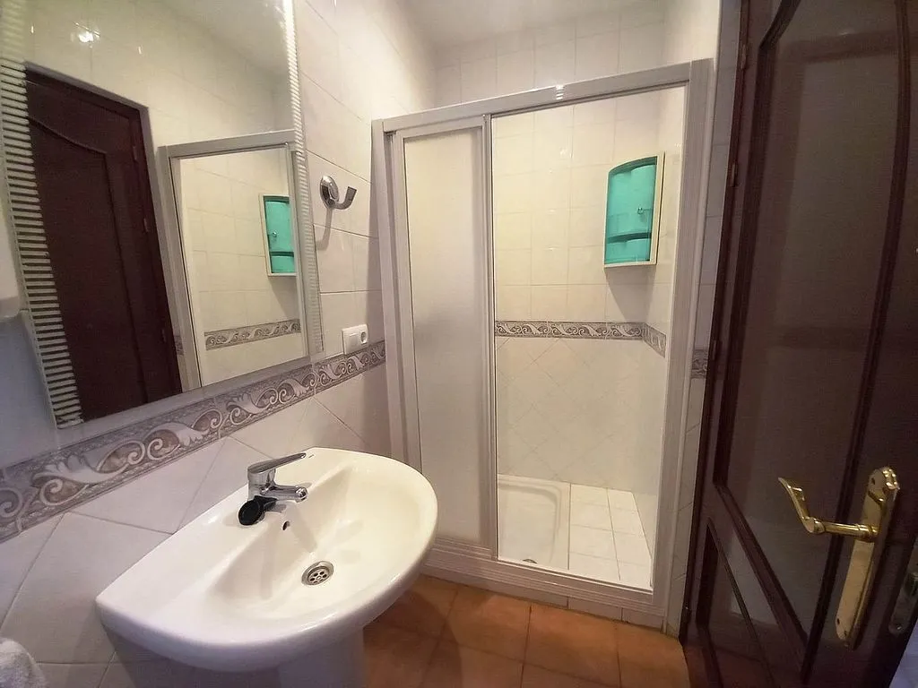Salles de bain - Semi-detached House with Balcony in El Pedroso