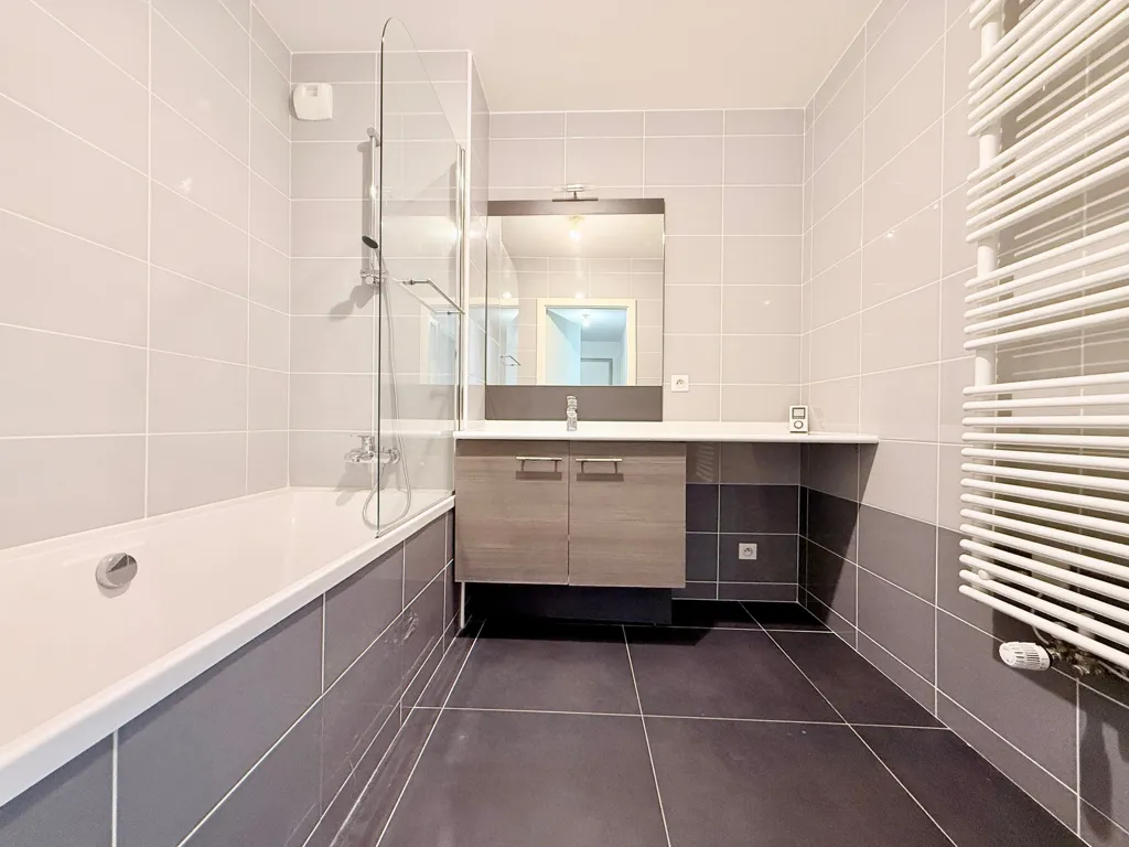 Salles de bain - Appartement T3 avec Balcon et Garage à Ferney-Voltaire