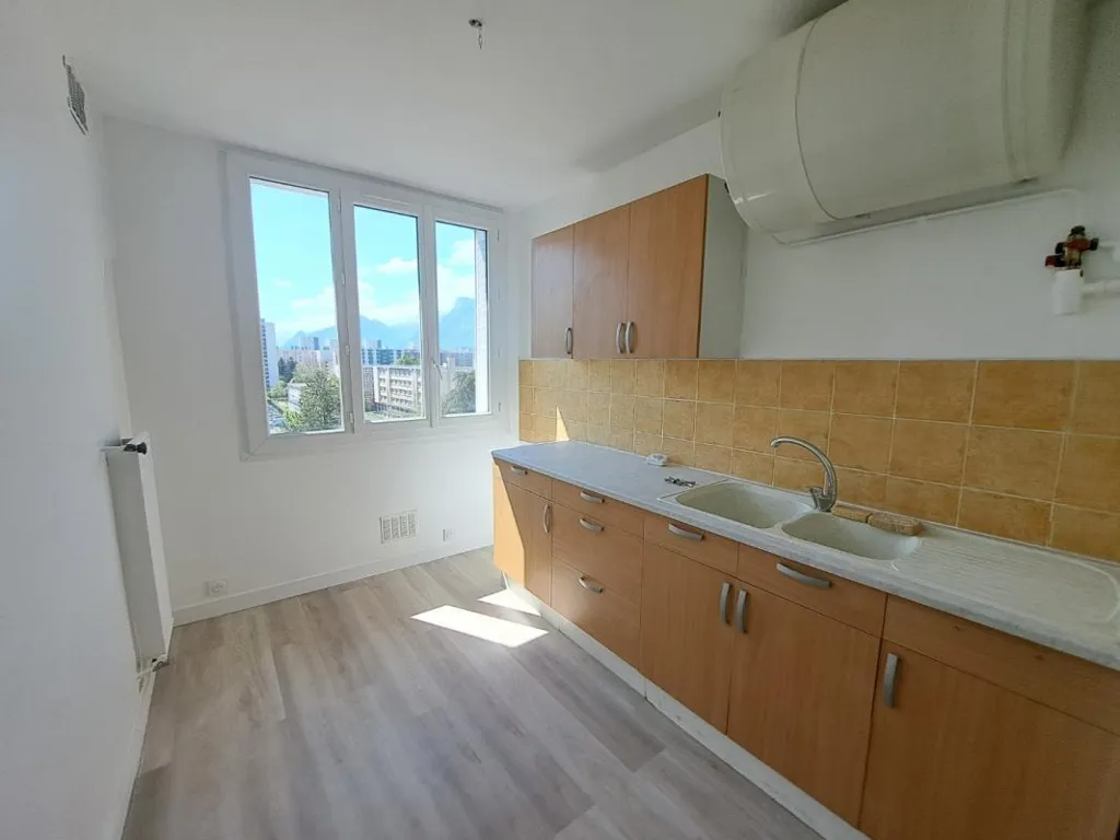 Köök - Flat with Balcony in Pont de Claix
