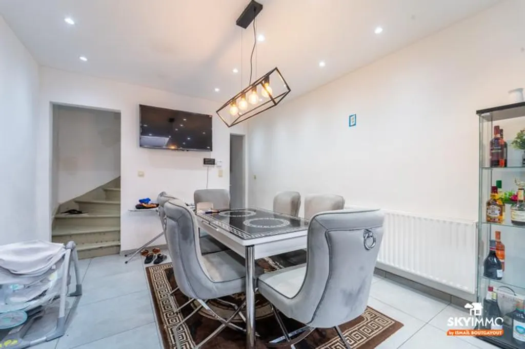Sala da pranzo - Spacious 4-Bedroom House with Terrace in Liège