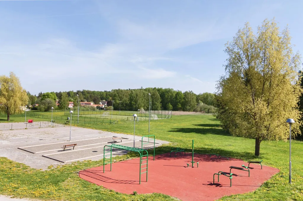 Garden - Villa with Lake View in Stenhamra