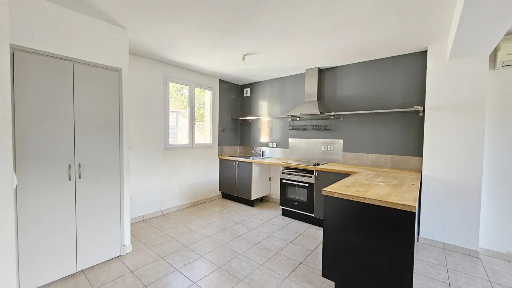 Cuisine - Appartement T4 Traversant avec Vue sur les Collines à Montferrat