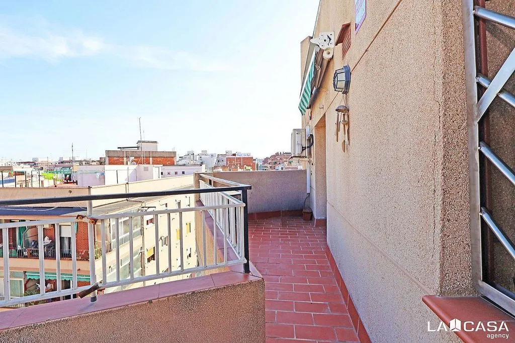 Balcone - Attic Flat with Balcony in Esplugues de Llobregat