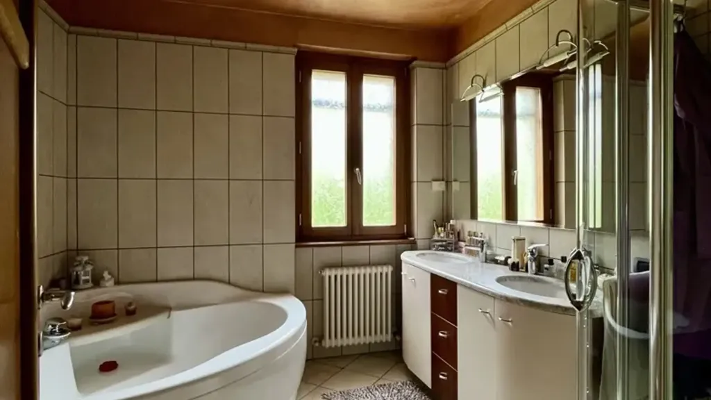 Salles de bain - Villa with Panoramic Balcony in Valle Intelvi