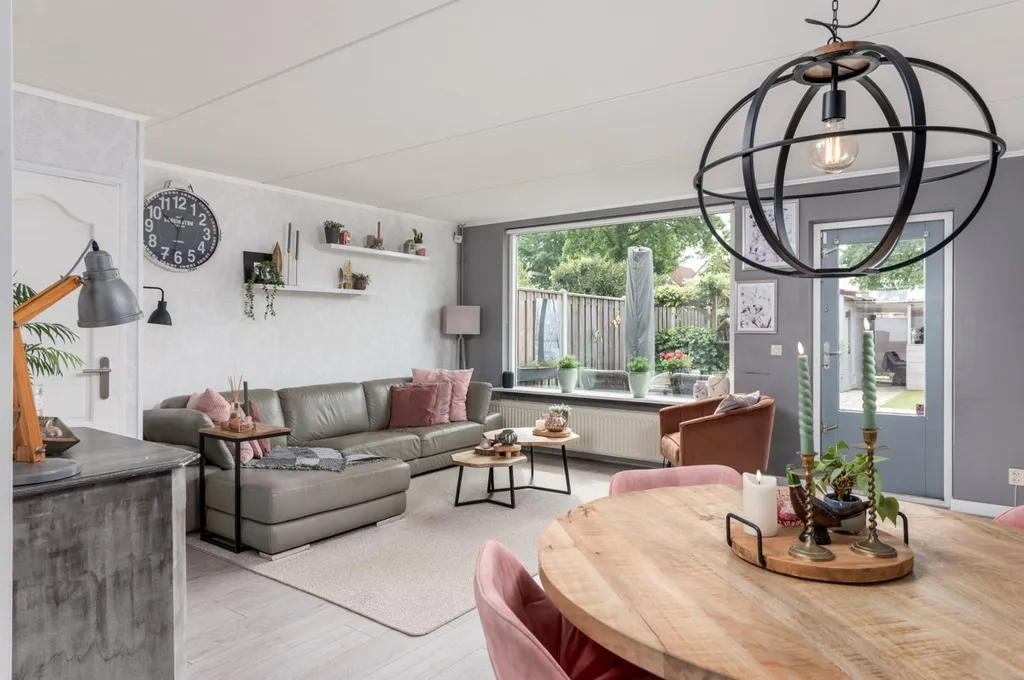 Söögituba - Spacious 5-Bedroom House with Deep Garden in Almere