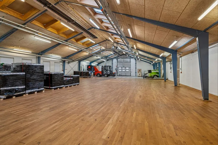 Pièces - Office and Warehouse in Østbirk