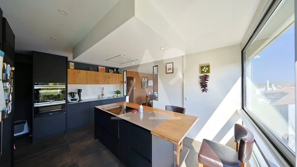 Cuisine - Appartement Contemporain avec Vue Océan à Biarritz